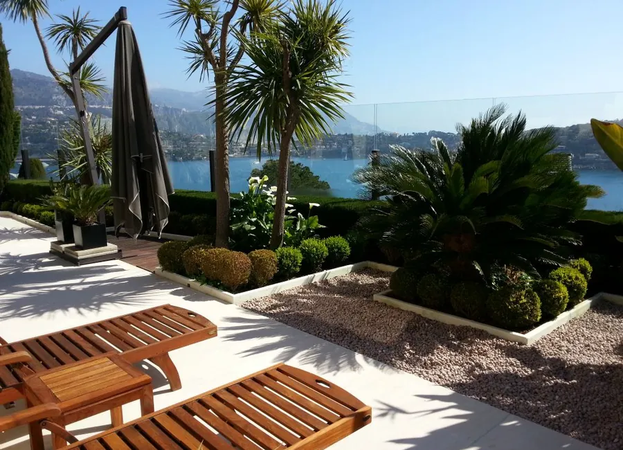 Jardin méditerranéen structuré avec terrasse et vue sur la mer