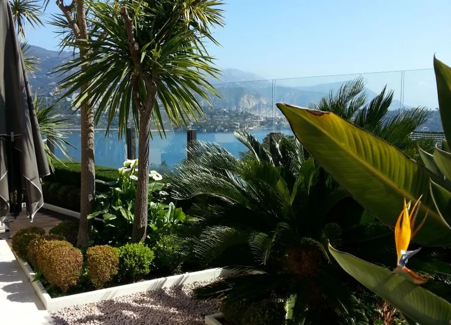 Jardin structuré avec végétation méditerranéenne et vue sur la mer